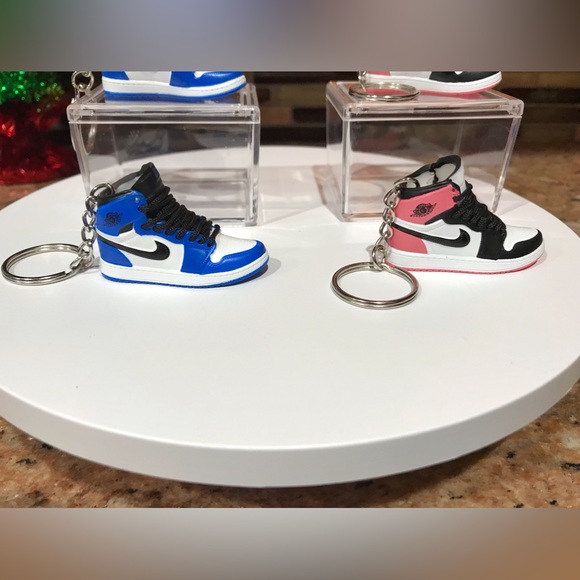 2-Pc (1-Pair) of Sneakers Keychains- New in box 😍 - Picture 4 of 9